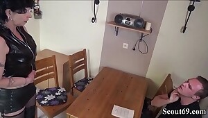 Freak Oma schnapp sich ihren Enkel zum ficken am Wochenende - Freaky step Grandma Seduce of step Daughter to Fuck